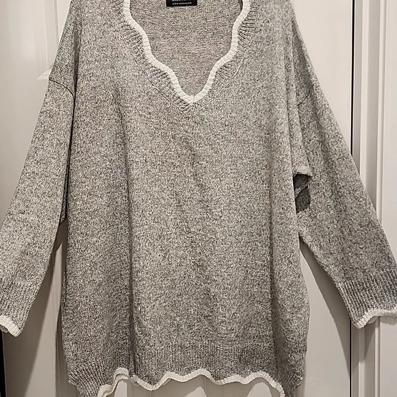 NWOT Bloomchic Gray Scalloped Edge Sweater 2x - Picture 2 of 4